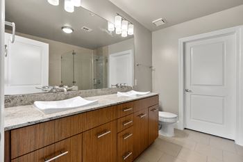 Allure Hermann Park | Penthouse Apartment Bathroom